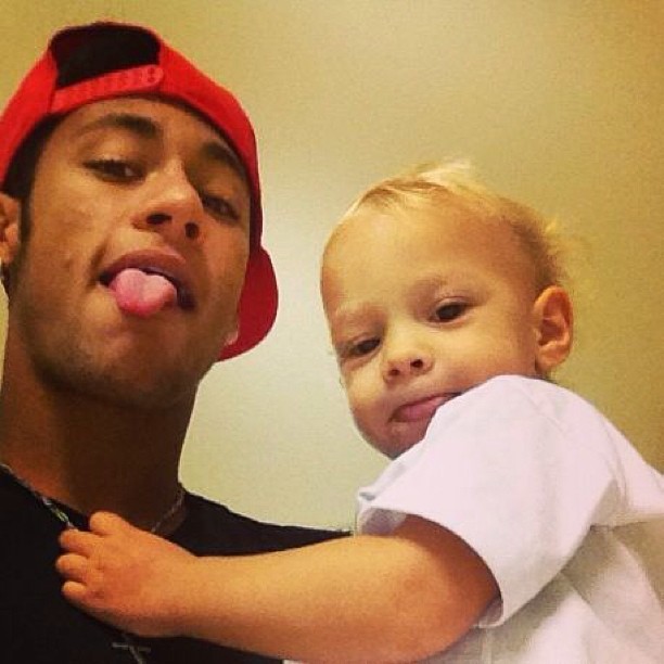 Neymar é um dos famosos que mais posta fotos ao lado do filho, Davi Lucca, de 1 ano e onze meses