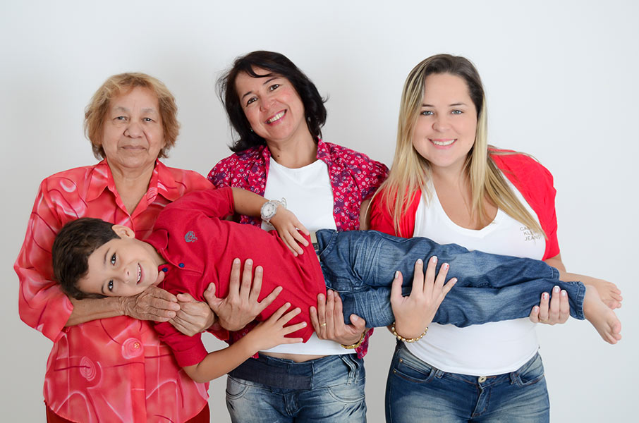 Luiz Felipe Mello é paparicado pela mãe, Juliana, a avó, Rosana, e a bisavó, Ana Maria.