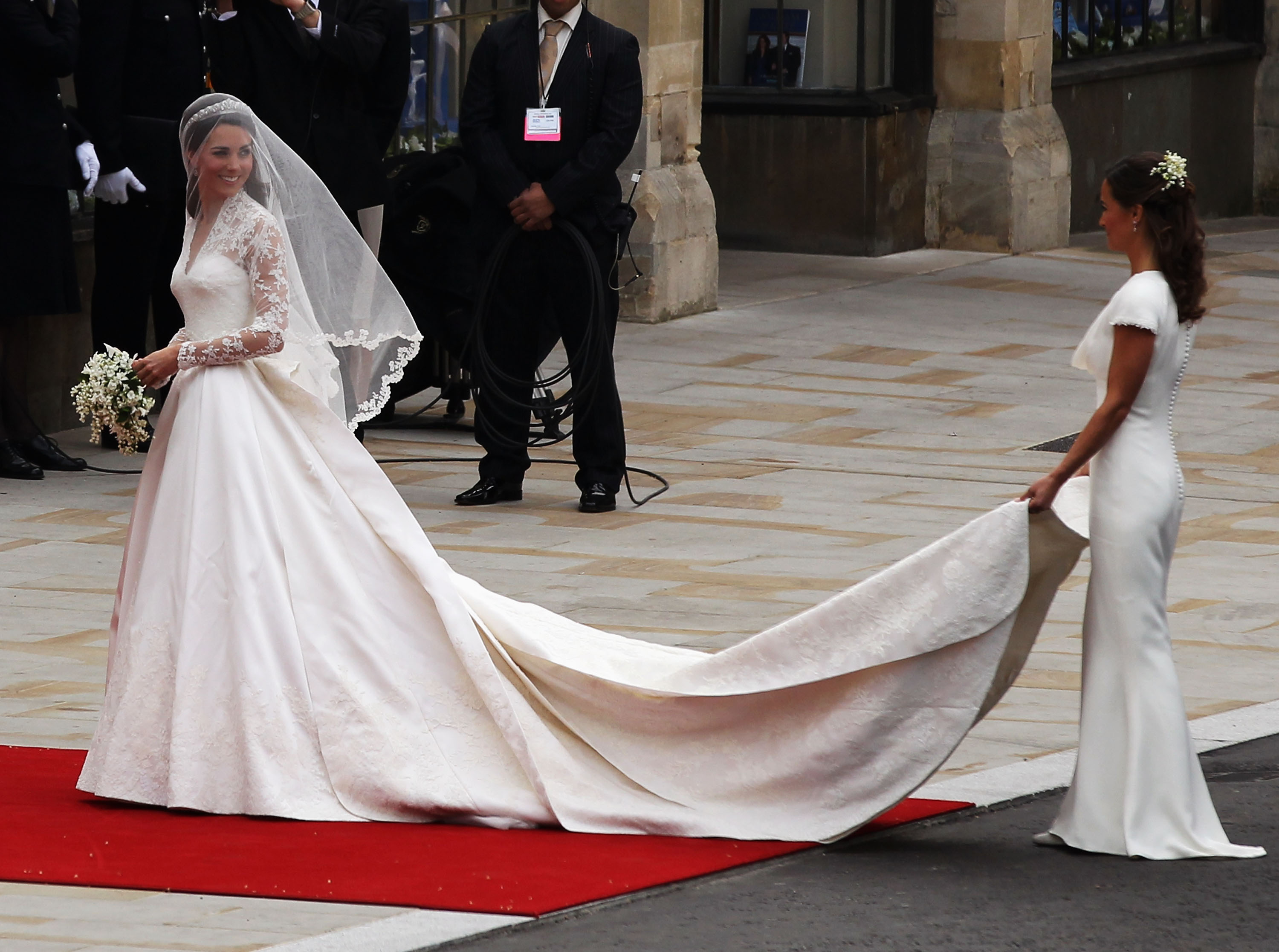 Kate Middleton é a dona de um dos vestidos de noiva mais conhecidos de todos os tempos. No grande dia, a Duquesa de Cambridge elegeu um modelo da grife Alexander McQueen