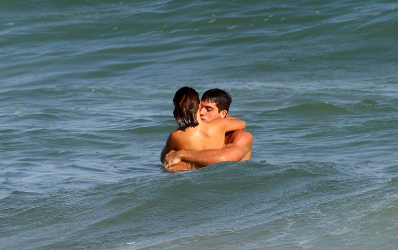  Perola Faria com namorado Maurício Mussalin: um beijo romântico nas águas da Barra da Tijuca, no Rio