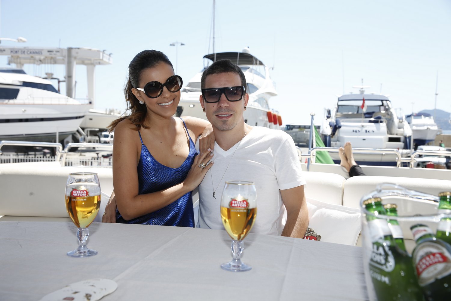 Mariana Rios e Di Ferrero curtem a tarde em passeio de iate em Cannes, na França.
