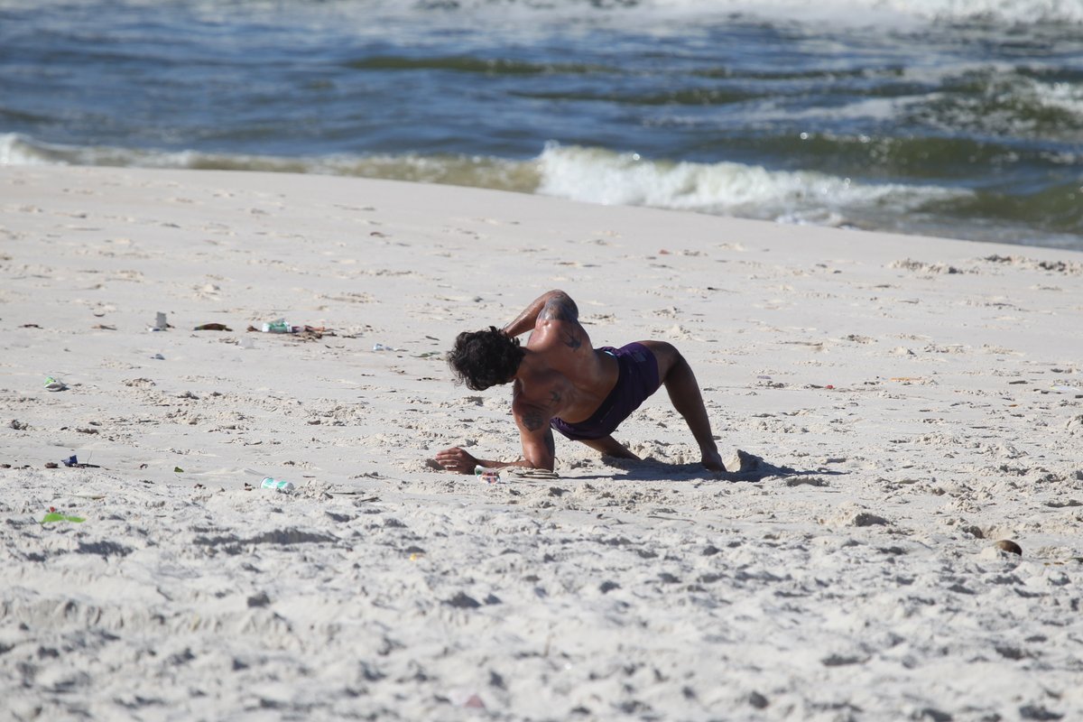 Juliano Cazarré se exercita na Praia da Barra, no Rio de Janeiro
