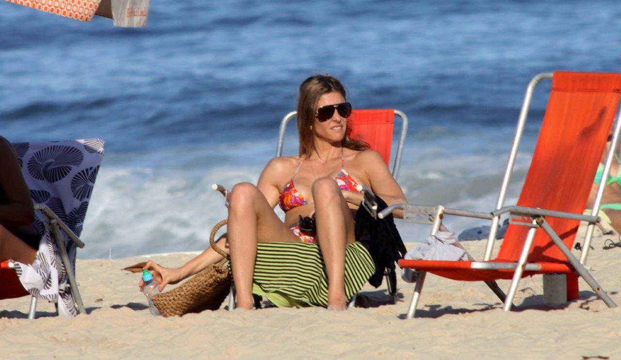 Fernanda Lima na praia