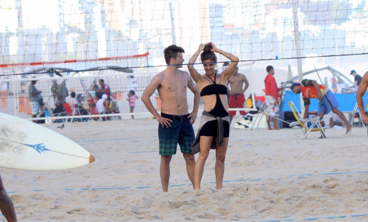 Fernanda Lima e Rodrigo Hilbert jogam partida de vôlei de praia no Leblon, na Zona Sul do Rio de Janeiro.