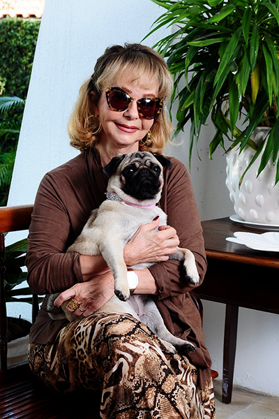 Vera Loyola e sua maior companheira: a cachorrinha Tererê, da raça pug.