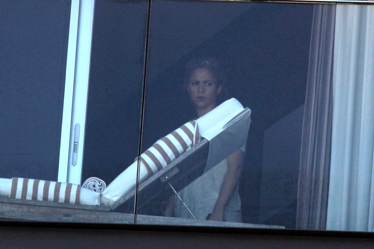 Shakira aparece na janela de hotel no Rio