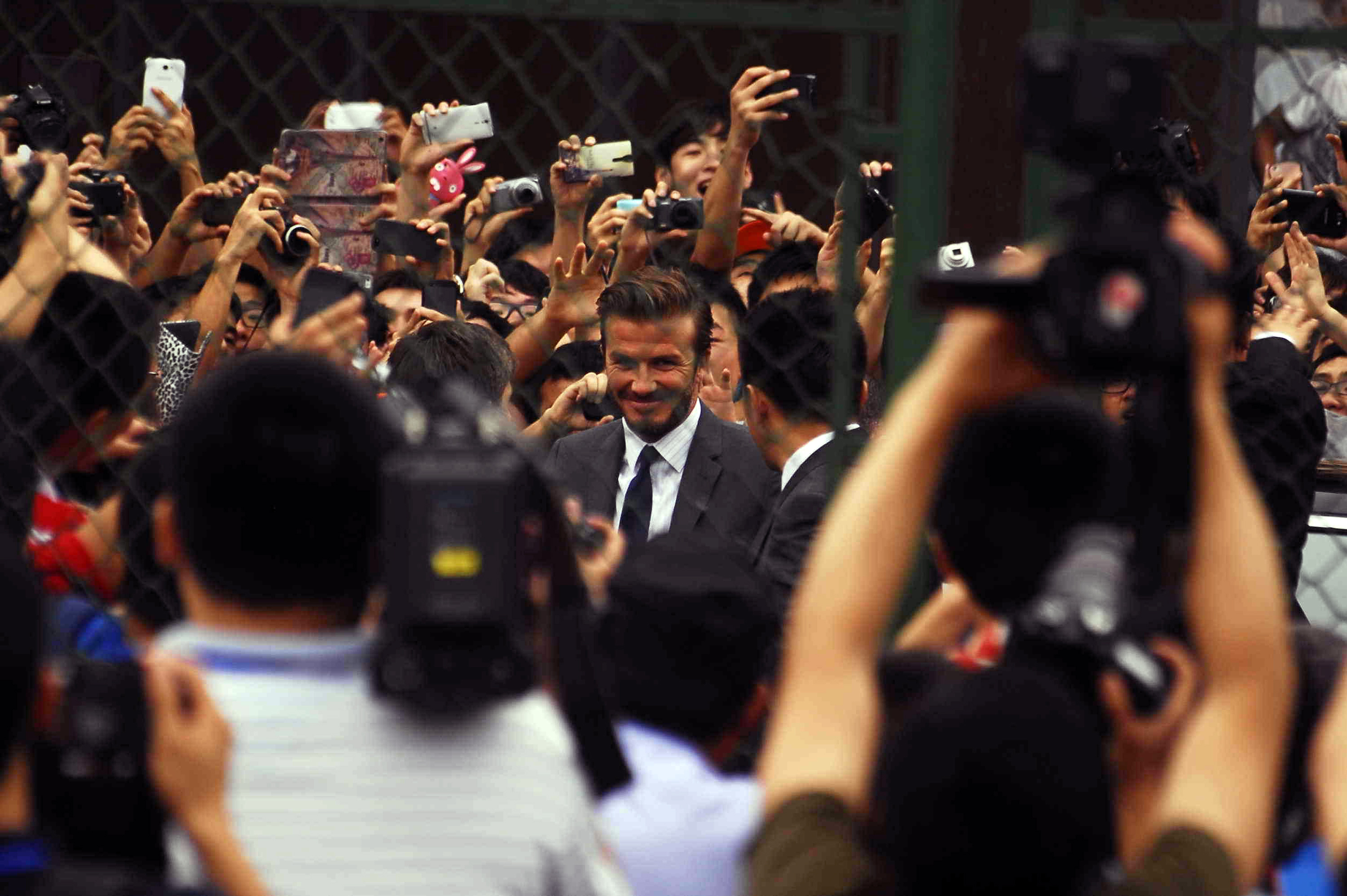 Beckham leva tombo ao cobrar falta em evento na China