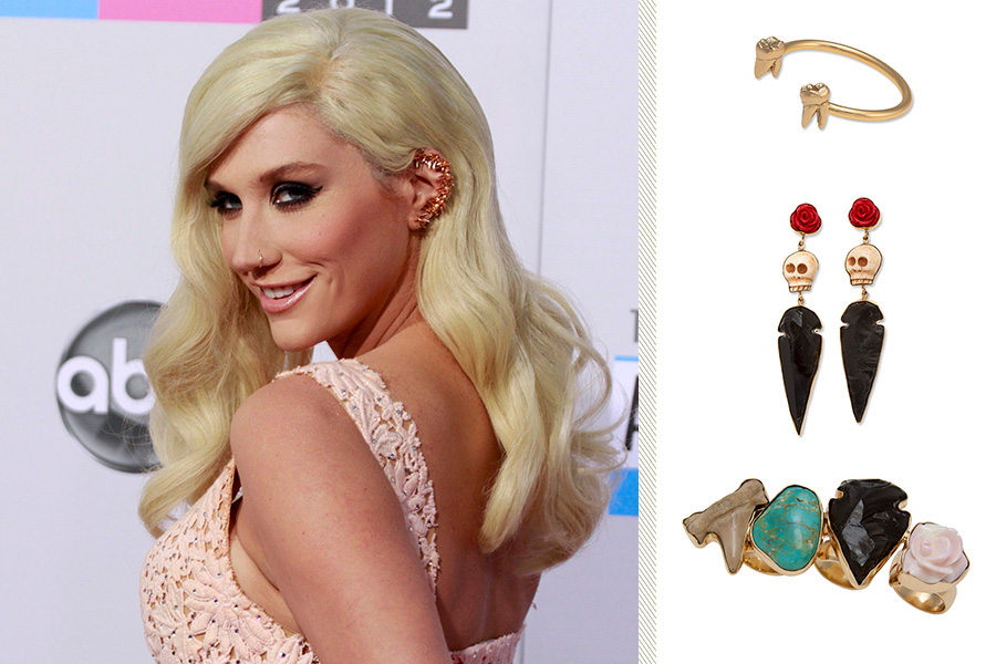 Kesha entrou no mundo das joias com o lançamento da linha Kesha Rose by Charles Albert, cheia de peças irreverentes, como o brinco com caveiras e a pulseira com dentes