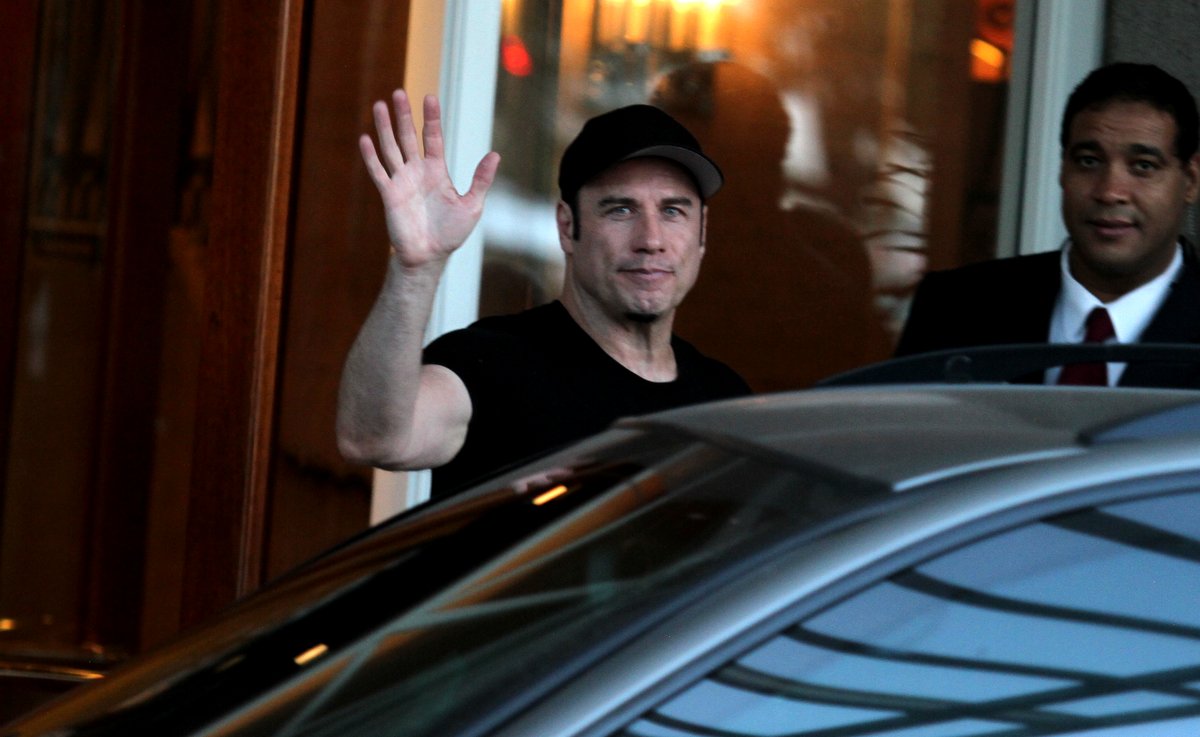 Logo no início da manhã desta segunda-feira, 10, John Travolta deixou o hotel onde está hospedado na Zona Sul do Rio de Janeiro com destino a um heliponto