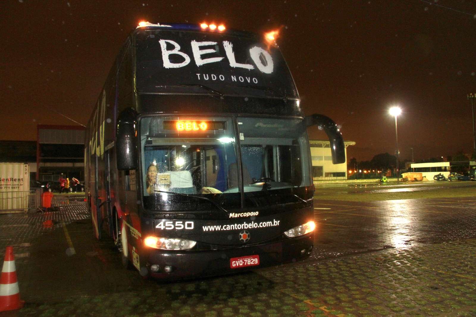 Parte da frente do 'Belomóvel', o ônibus da nova turnê de Belo
