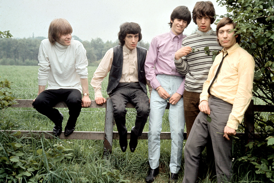 Os Rolling Stones começaram a carreira, no início da década de 1960, com um visual comportado: roupas sociais e suéters compunham o estilo dos moços, liderados por Mick Jagger