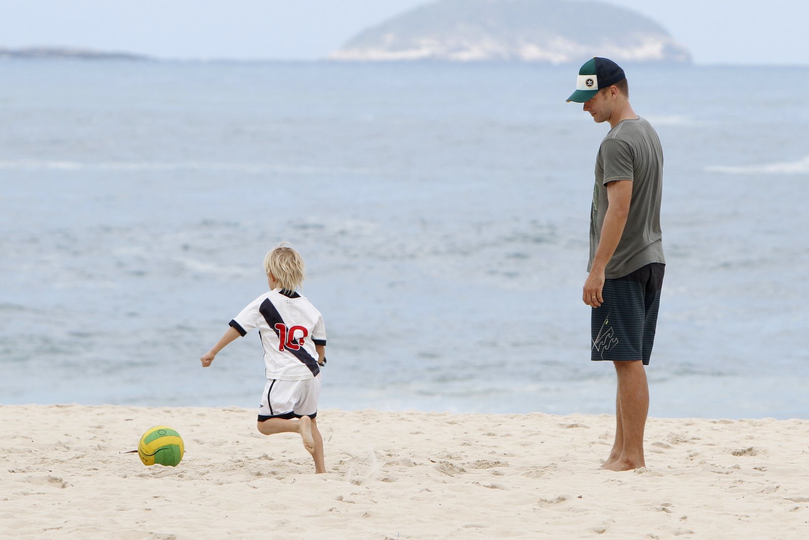 Fernanda Lima e Rodrigo Hilbert com os filhos na praia do Leblon
