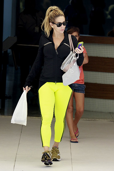 Danielle Winits aposta em cores fortes como o amarelo neon para as roupas de ginástica