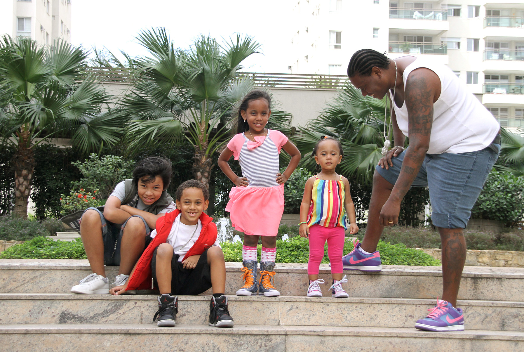 MC Sapão com os filhos: mexendo com Brisa, a caçula para começar a agitar para as fotos