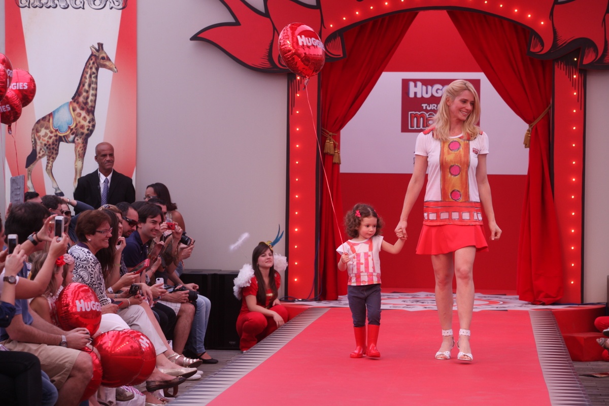Letícia Spiller e a filha marcaram presença no último dia do Fashion Weekend Kids