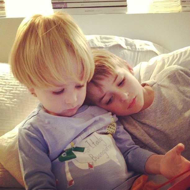 Danielle Winits posta foto dos filhos, Noah e Guy, no Dia do Irmão. "Colo", escreveu a atriz