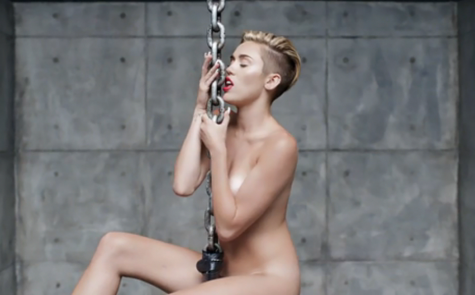 Miley Cyrus mostrou que quer deixar a imagem de Hanna Montana para trás de vez ao aparecer nua em seu novo clipe, "Wrecking ball"