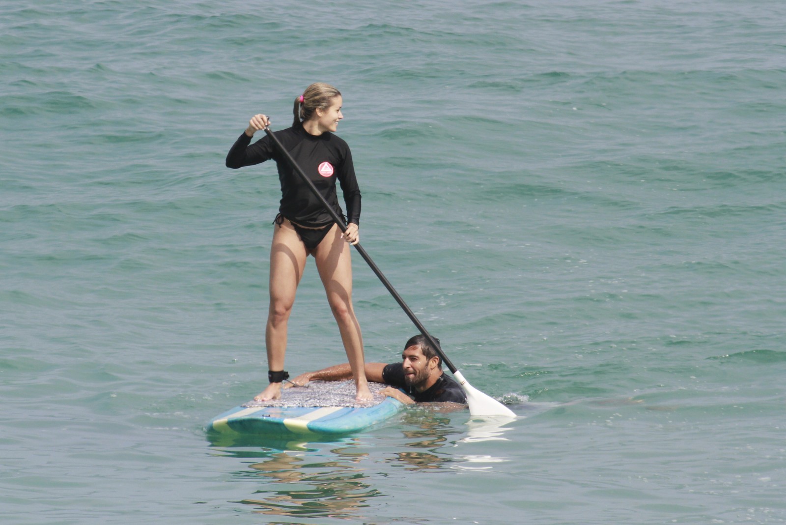  Aryane Steinkopf se arriscou no stand up paddle