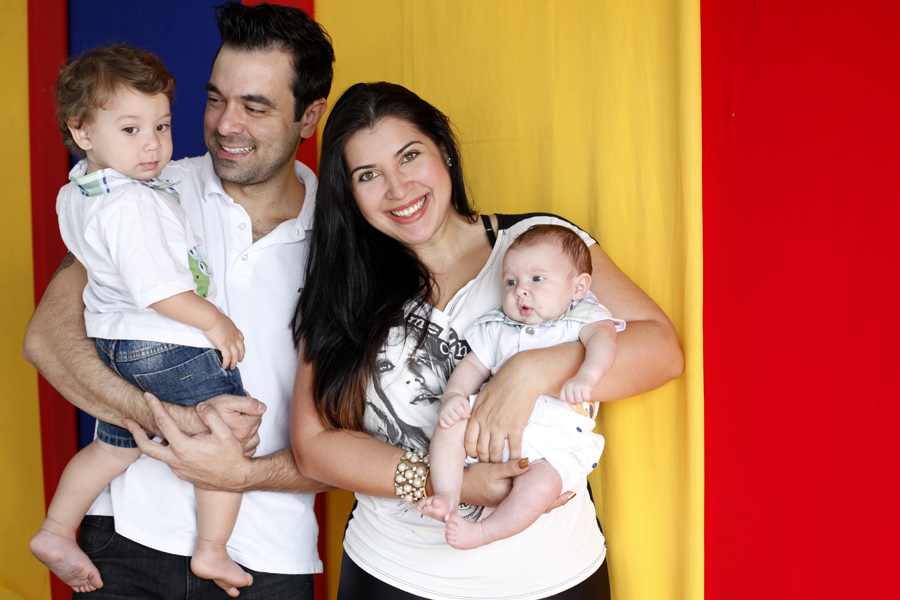 Com Pietro, de 2 meses, no colo, Priscila Pires posa ao lado do marido, Bruno Andrade, e do primogênito, Gabriel, de 1 anoe e meio