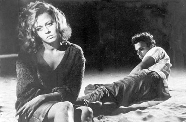 Norma Bengell e Jece Valadão no filme "Os cafajestes" (1962), de Ruy Guerra, onde fez história ao protagonizar o primeiro nu frontal do cinema brasileiro.