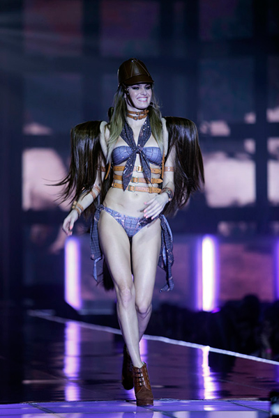 Isabelli Fontana foi a primeira a subir na passarela do Risqué Dream Fashion Show 2013
