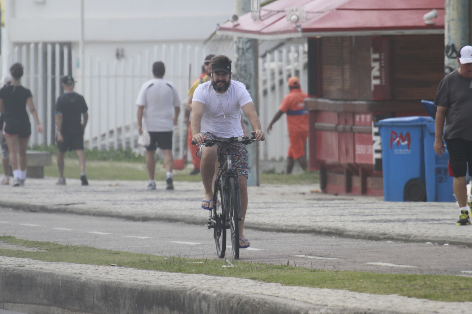 Murílo Benício aproveitou a segunda-feira nublada para andar de bicicleta