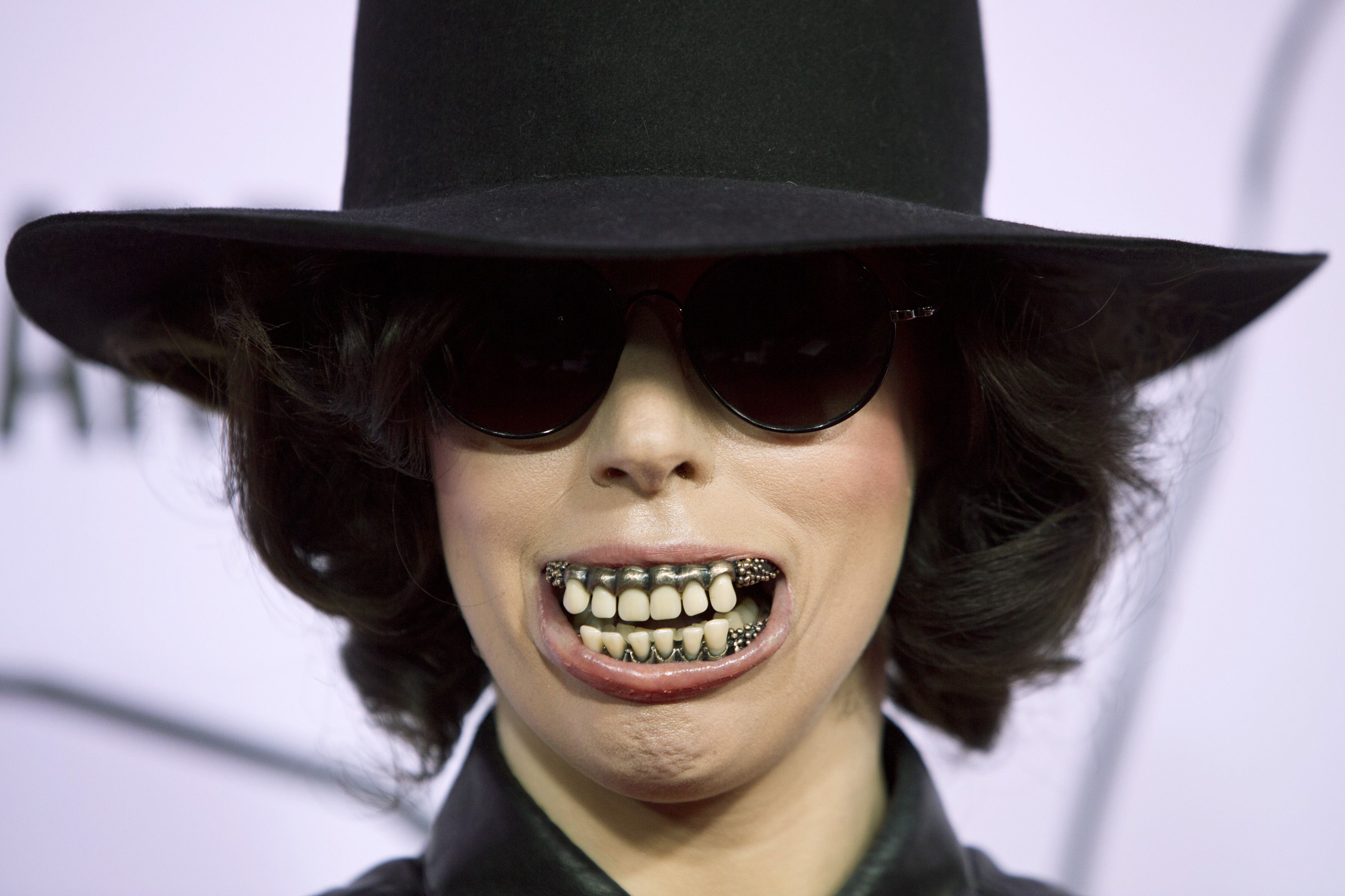 Lady Gaga usa dentes assustadores no Youtube Music Awards em Nova York, nos Estados Unidos