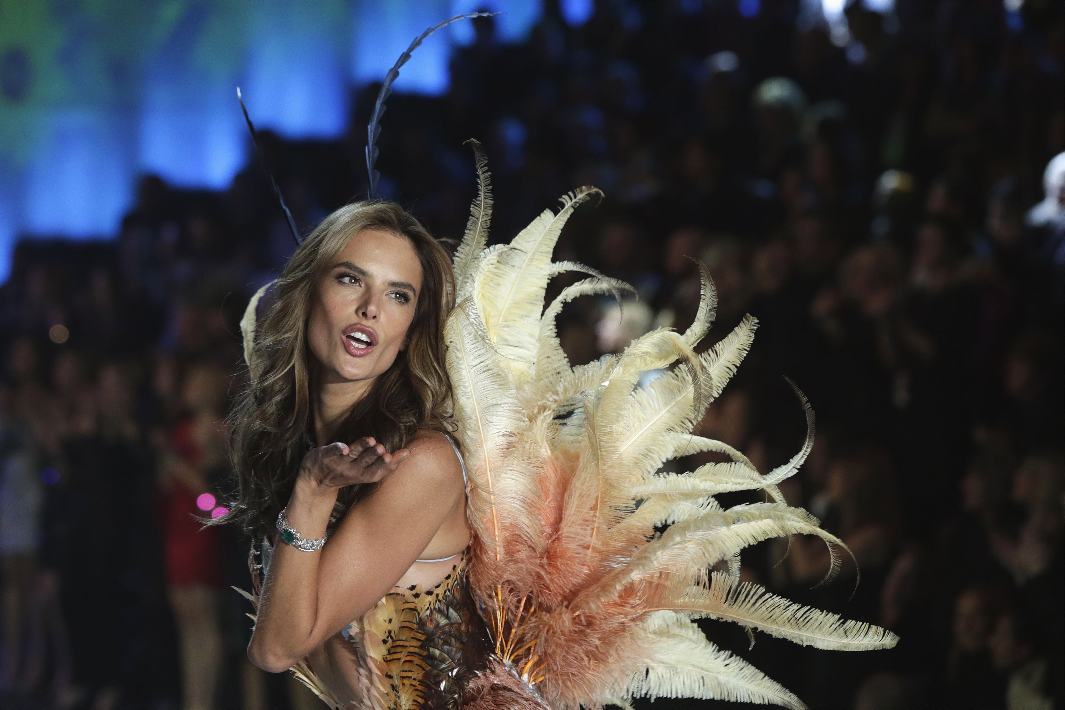 Alessandra Ambrósio desfila no Victoria's Secret Fashion Show, em Nova York, nos Estados Unidos