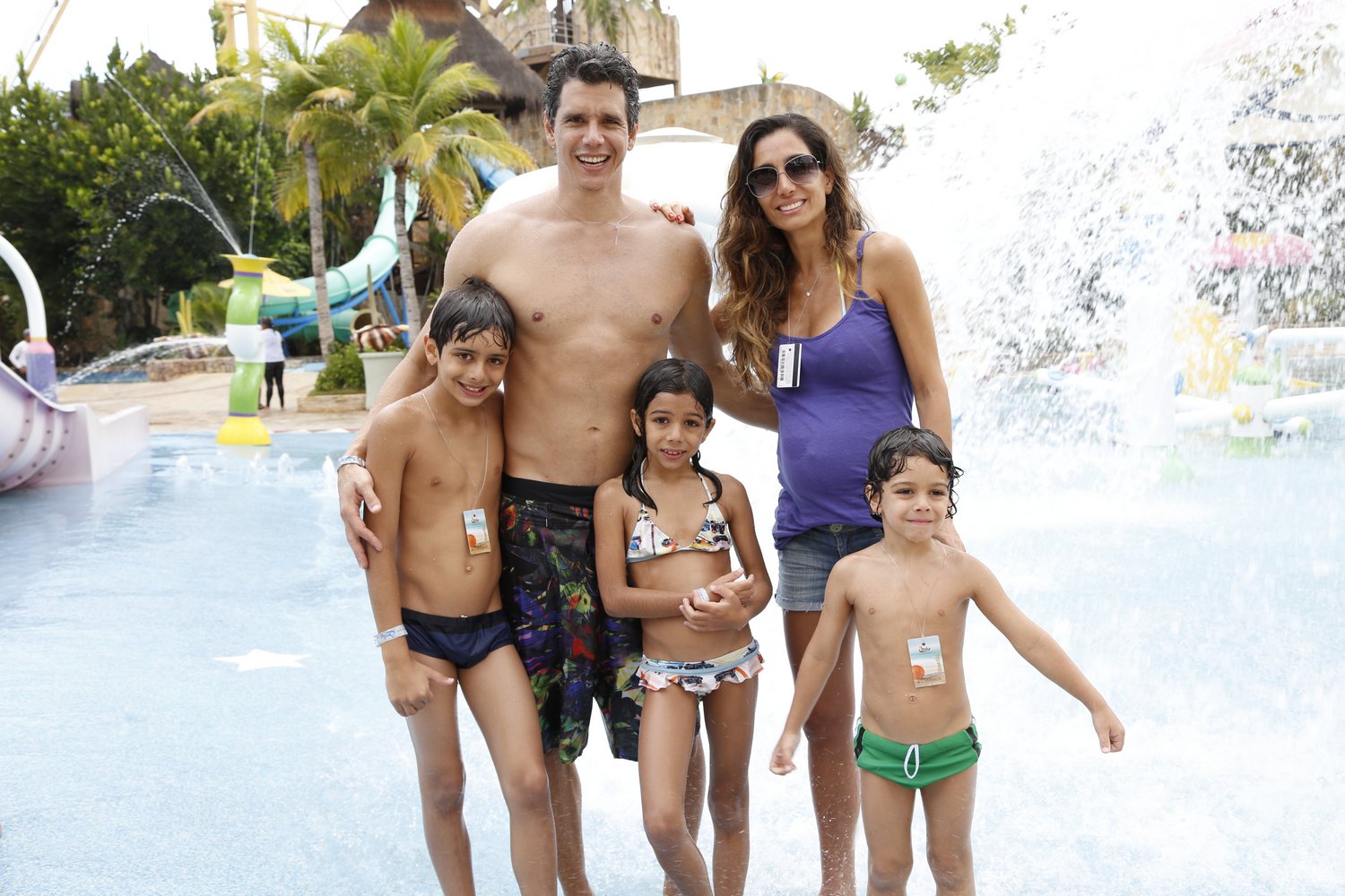 Márcio Garcia com a mulher Andrea Santa Rosa, grávida de 4 meses, e os filhos no Nina, Felipe e Pedro