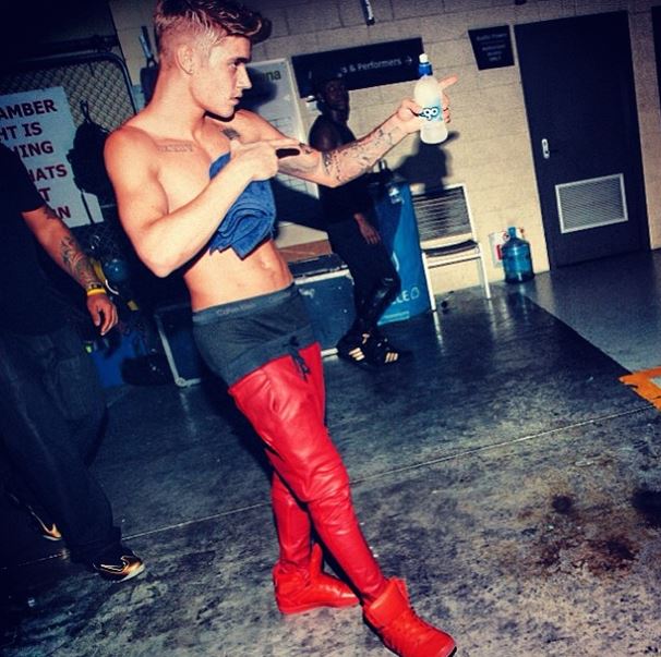 Nesta terça, 26, Justin Bieber apareceu mais uma vez com a cueca à mostra nos bastidores de um show . O cantor vem insistindo no estilo, que vai bem além de exibir apenas o elástico da roupa de baixo. Suas calças às vezes ficam no meio das coxas!