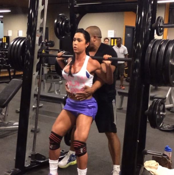 Gracyanne Barbosa é conhecida por pegar pesado na academia. Para ficar como ela não tem moleza nem descanso, é musculação todo dia!