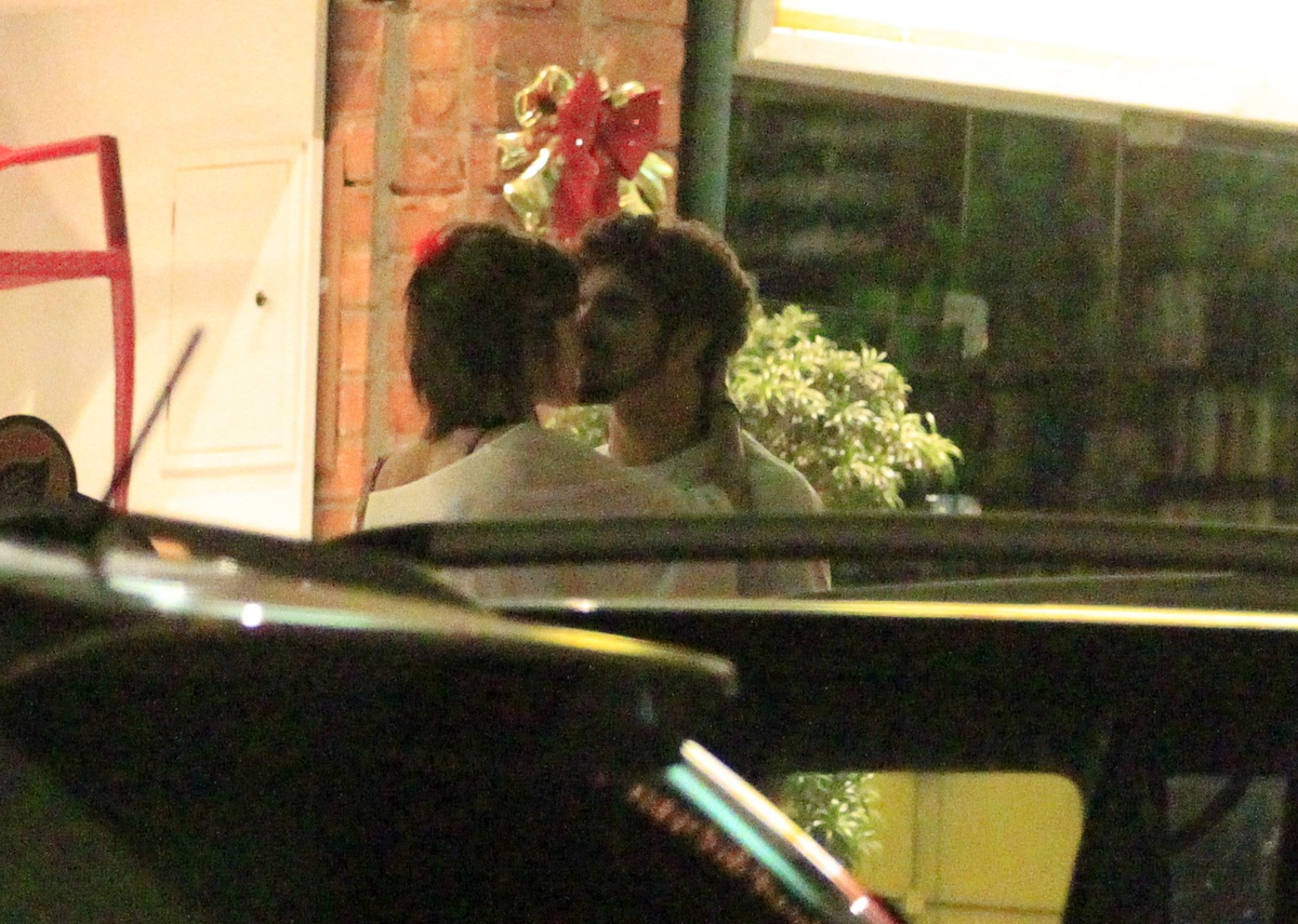 Caio Castro e Maria Casadevall se beijam em restaurante na Zona Oeste do Rio