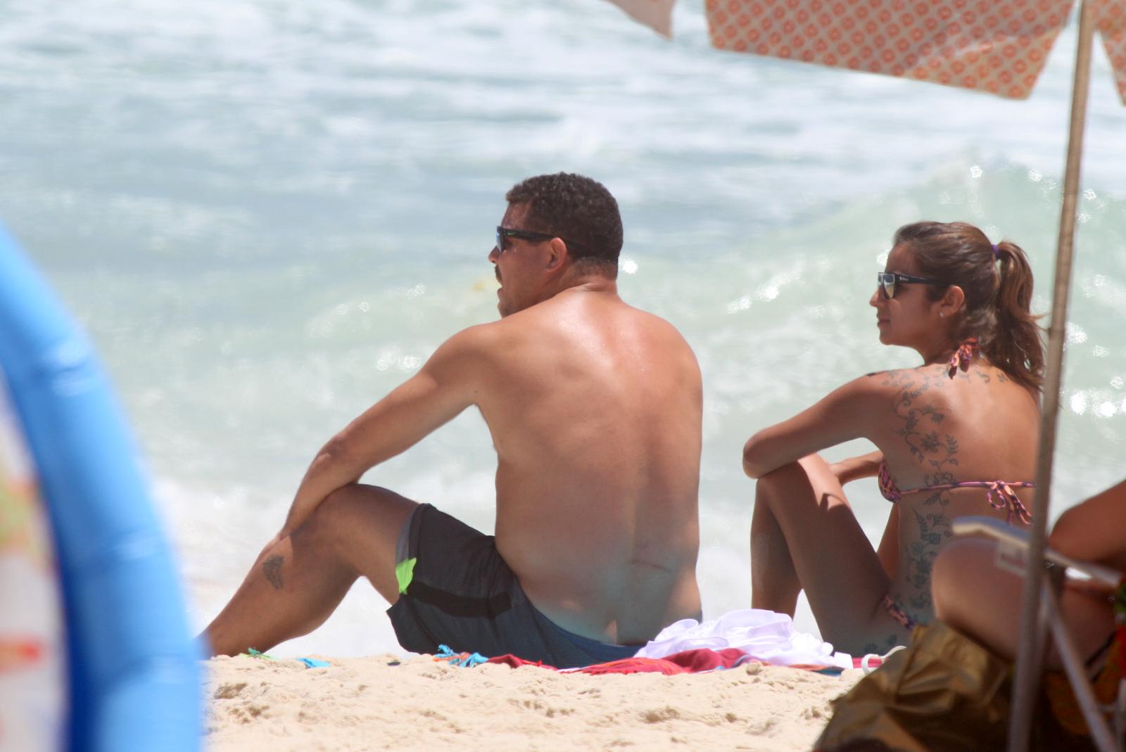 Ronaldo e Paula Morais foram à praia do Leblon, no Rio, nesta segunda, 9