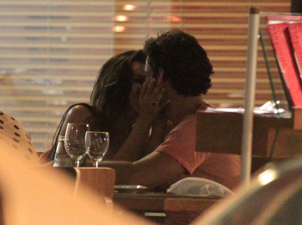 Mariana Rios beija rapaz em restaurante na Zona Sul do Rio