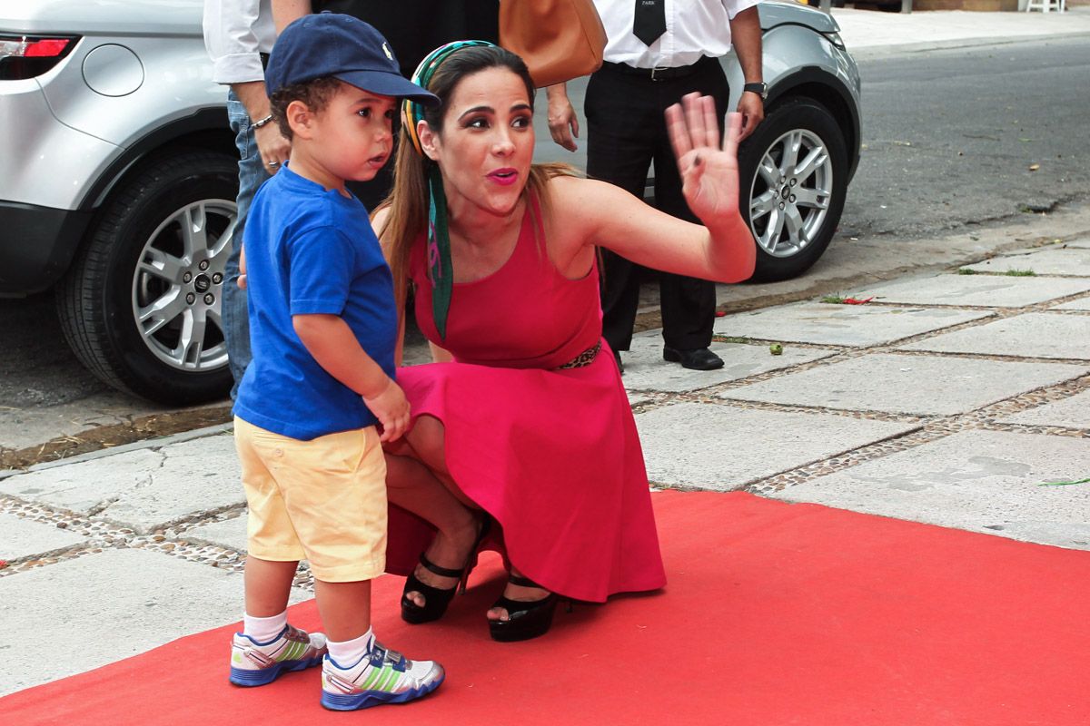 Wanessa Camargo e seu filho, José Marcos, chegam para festinha  de aniversário em buffet de São Paulo.