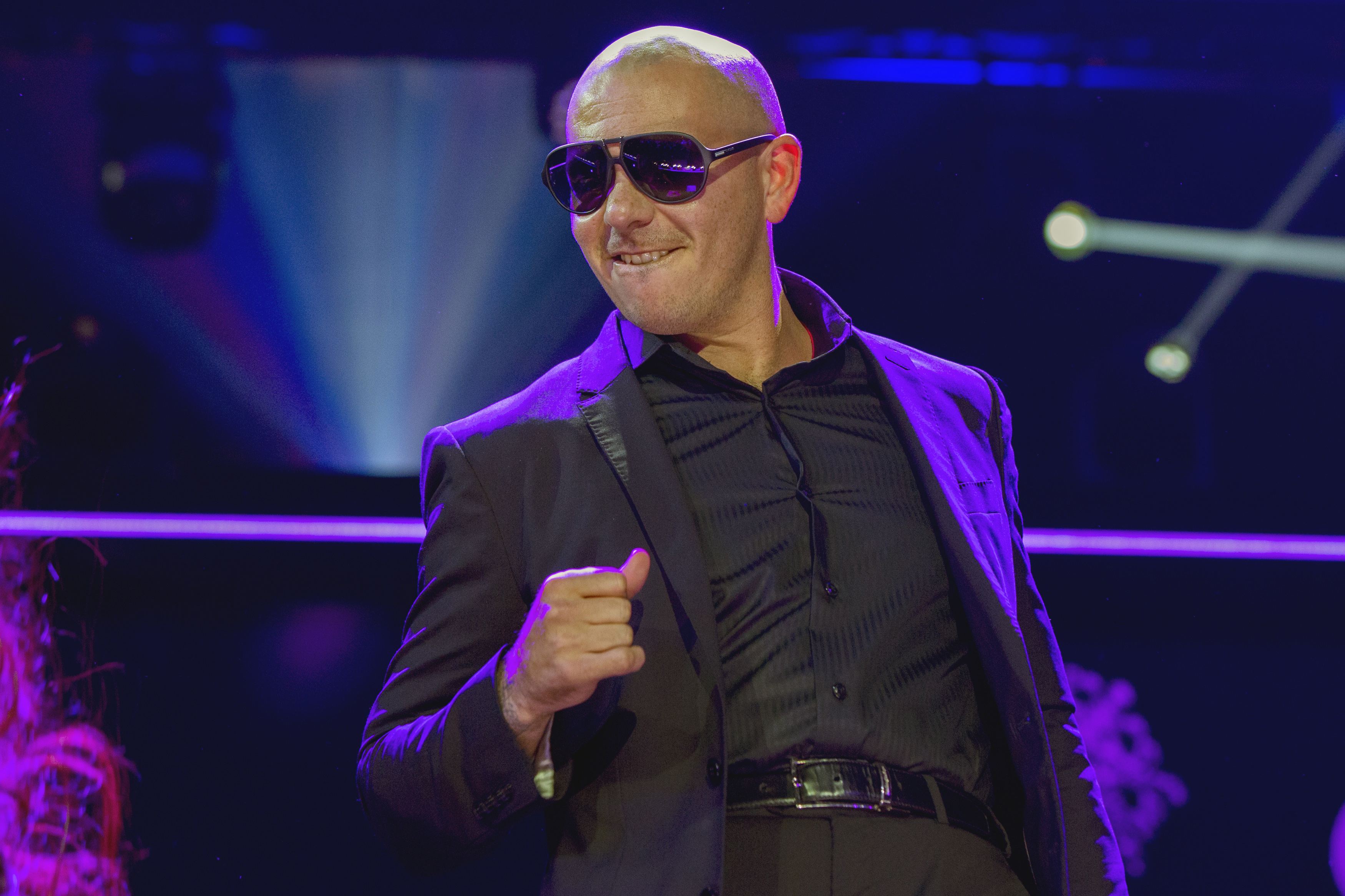 Pitbull se apresenta no Jingle Ball, em Nova York.