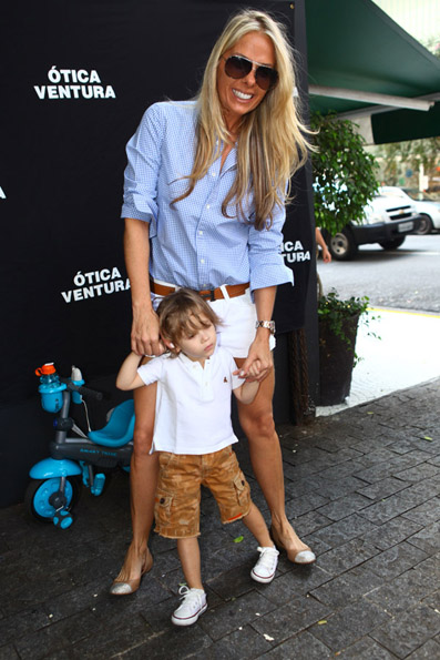 Adriane Galisteu posa para as fotos com o filho, Vittorio