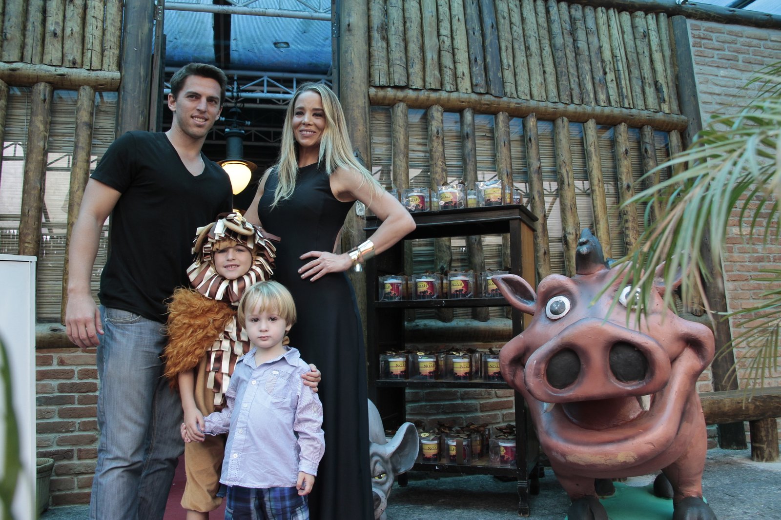Danielle Winits com os filhos e o namorado, o jogador Amaury Nunes.