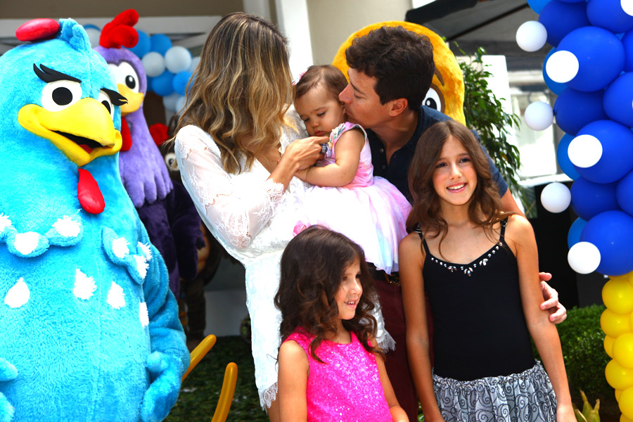Rodrigo Faro e Vera Viel posam com as filhas, Helena, de 1 ano, Maria, de 5, e Clara, de 8