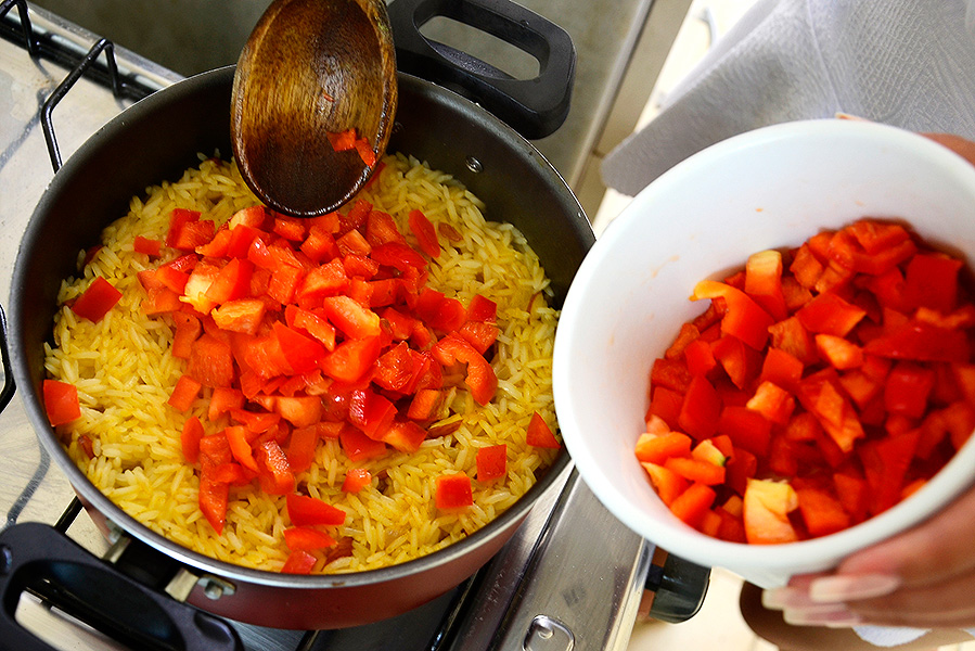 A ex-BBB preparou um arroz diferente, chamado Tasmânia, que leva pimentões vermelhos, champignons e amêndoas