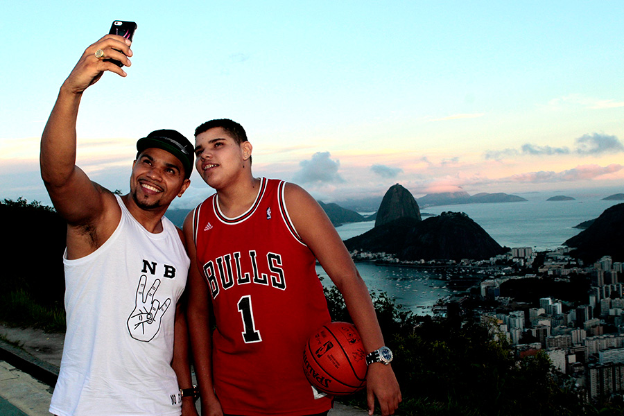 Naldo e o filho, Pablo Jorge, posam para o EGO no alto do mirante Dona Marta, no Rio