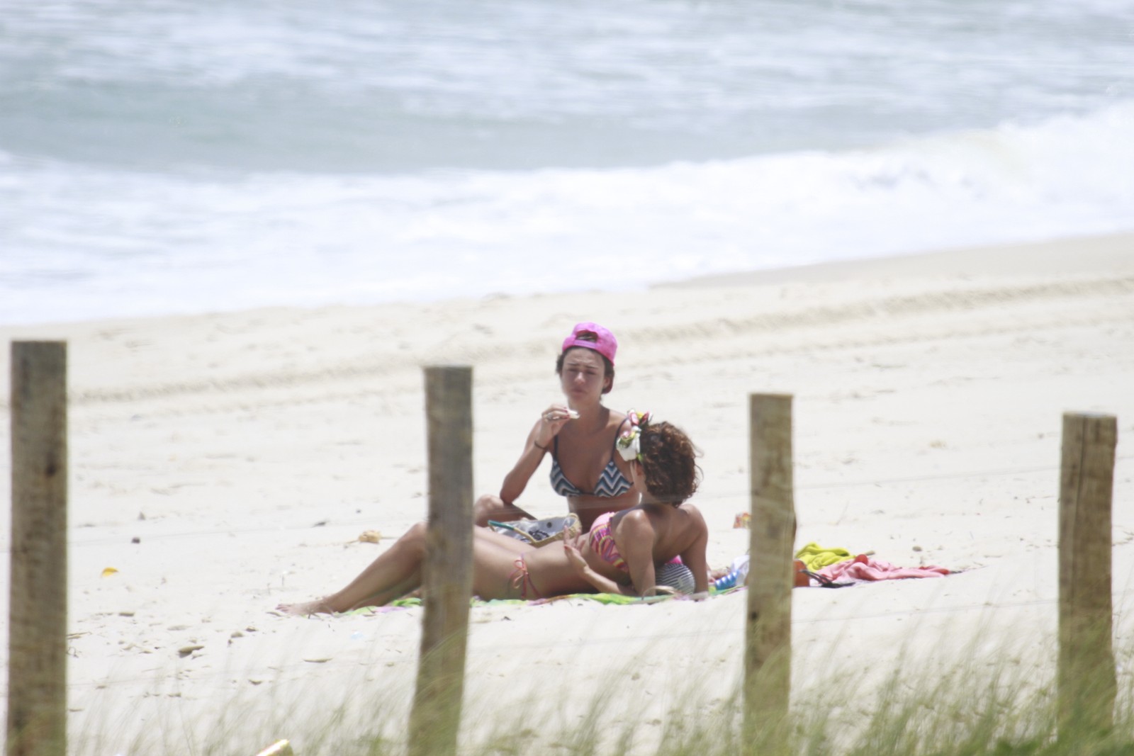 Sophie Charlotte e Thaila Ayala se bronzeam na praia da Barra da Tijuca, RJ
