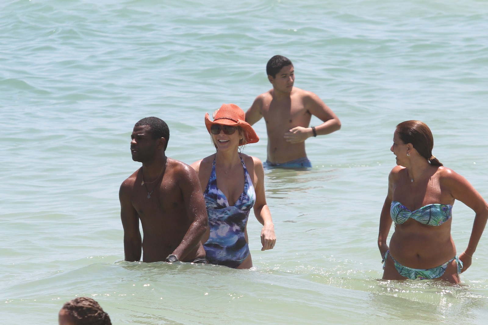 Christine Fernandes foi se refrescar na praia