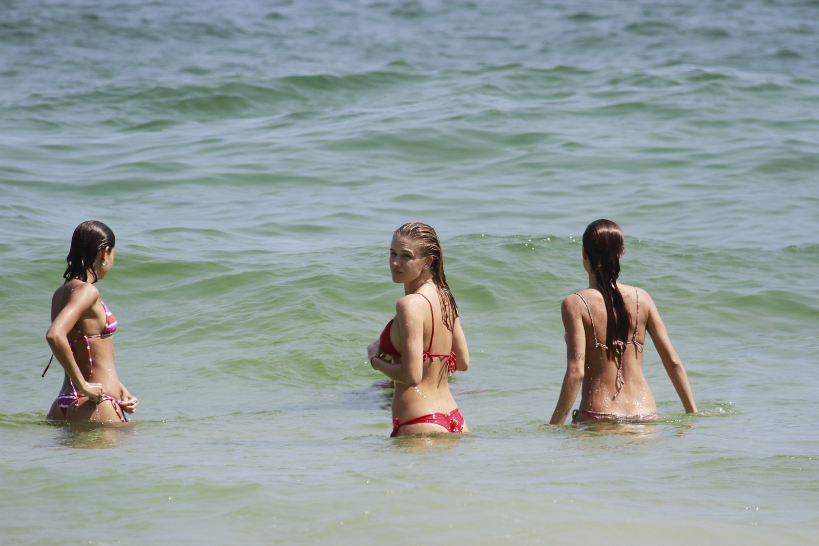 Sophie Charlotte, Fiorella Mattheis e Thaila Ayala espantaram o forte calor deste sábado, 25, no Rio, com um mergulho nas águas da Barra da Tijuca