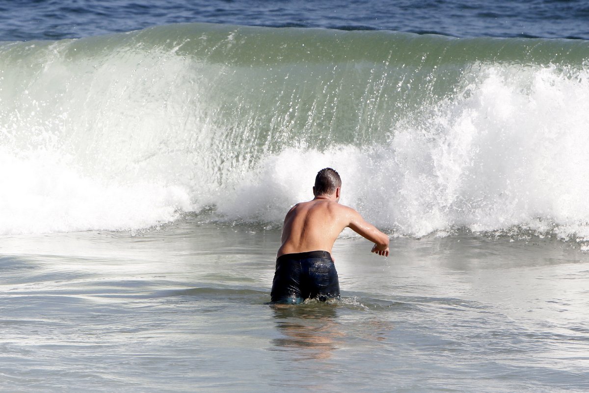Rodrigo Hilbert esteve na praia do Leblon, na Zona Sul do Rio