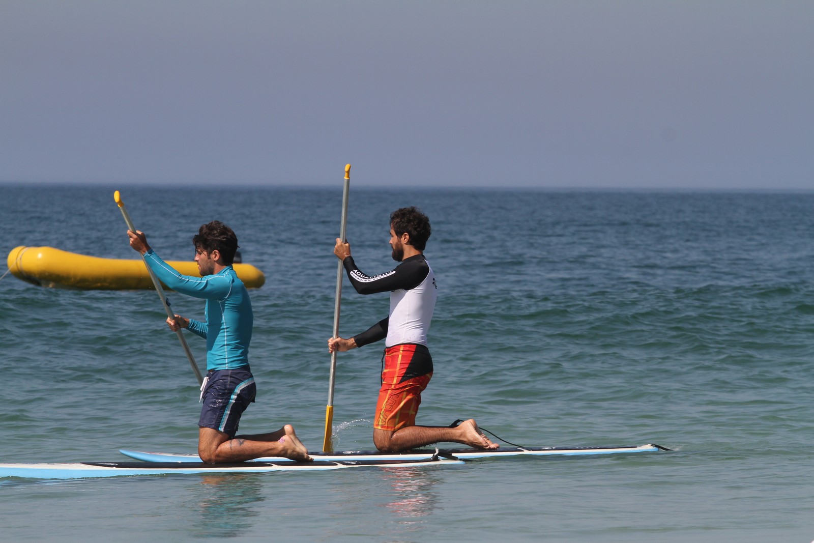 Ricardo Pereira e Bruno Gagliasso fazem stand up paddle