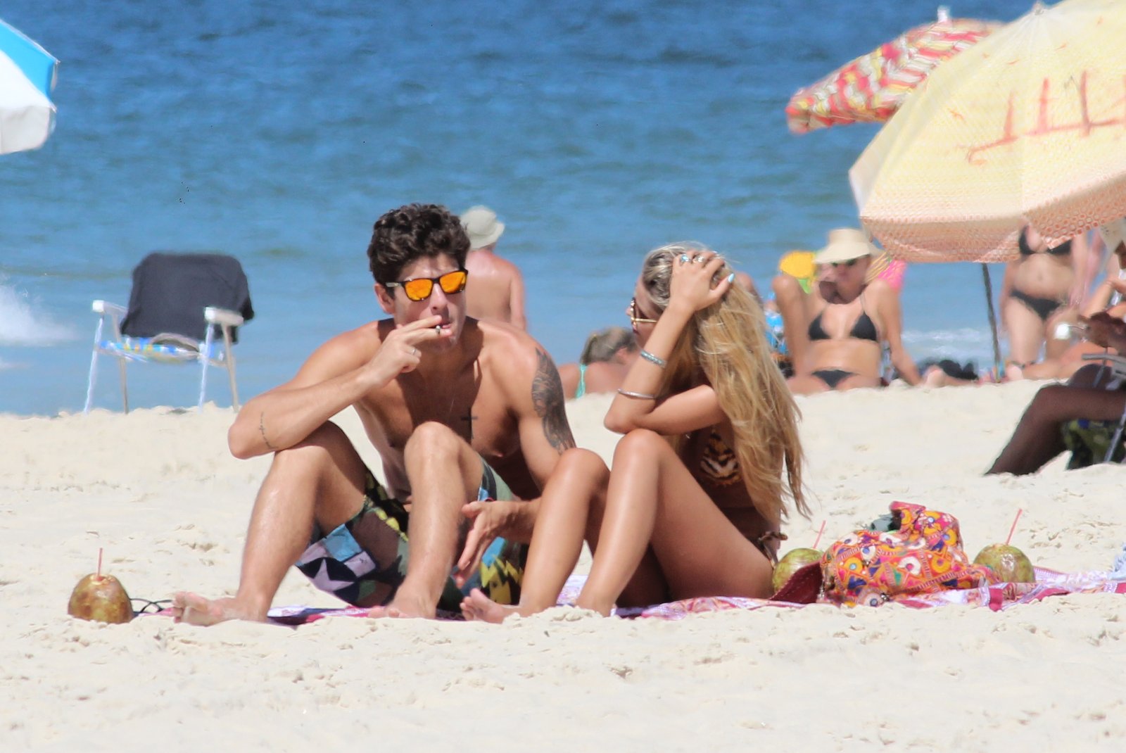 Yasmin Brunet esteve na praia de Ipanema com o marido, Evandro Soldati