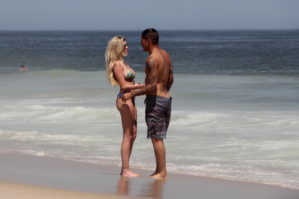 Bárbara Evans e Paolo Guerrero namoram na praia