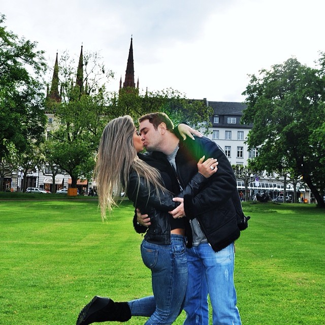 Mayra Cardi, que atualmente está morando na Califórnia com o marido, Gretto Ruiz, postou foto em que eles se beijam