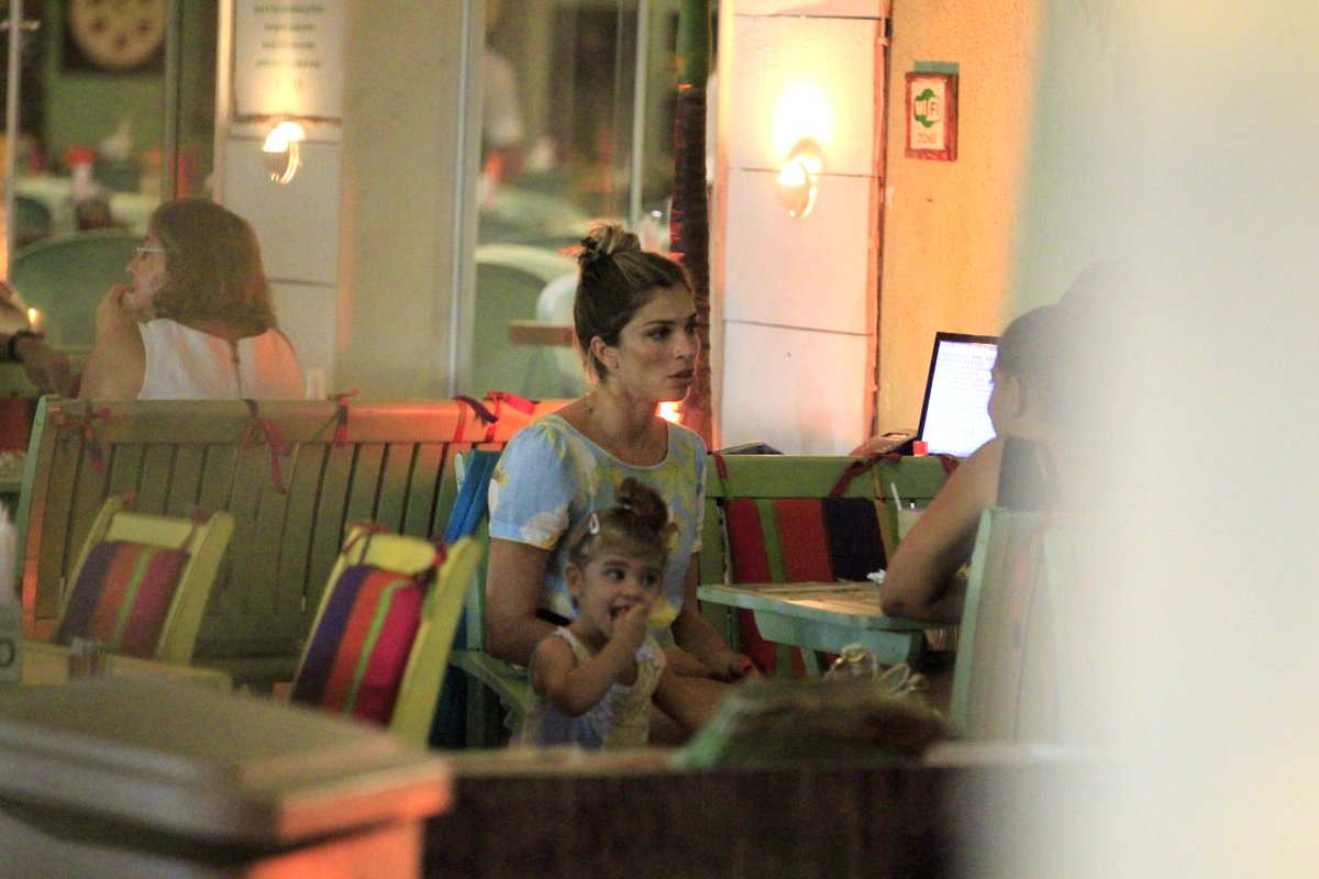 Grazi Massafera com a filha, Sofia, em restaurante na Zona Oeste do Rio